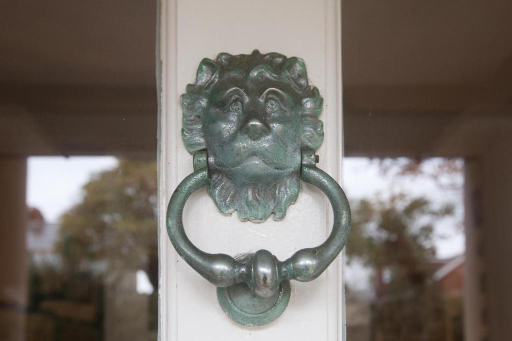 un timbre en una puerta blanca en The Old House Guest House en Salisbury