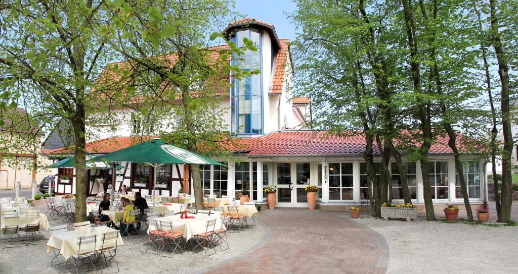 a restaurant with tables and chairs in front of a building at Burghotel Münzenberg in Münzenberg