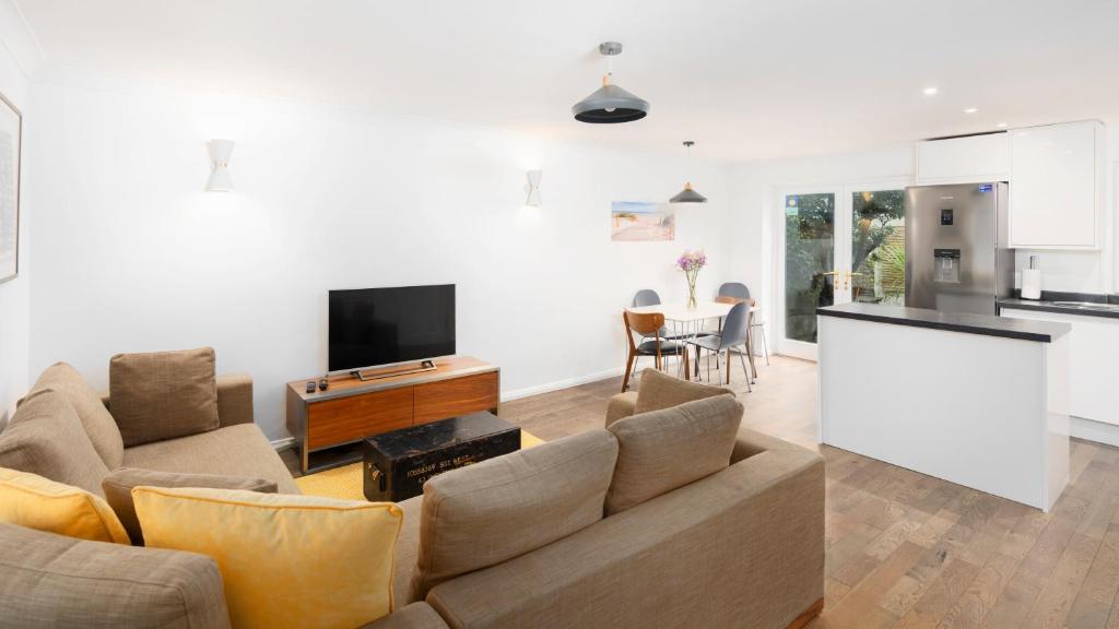 uma sala de estar com um sofá e uma televisão de ecrã plano em Central Portland Street with Free Parking em Brighton & Hove