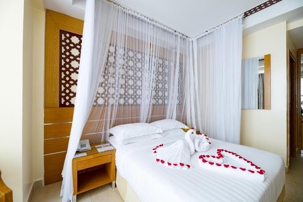 Postel nebo postele na pokoji v ubytování Saab Royale Hotel