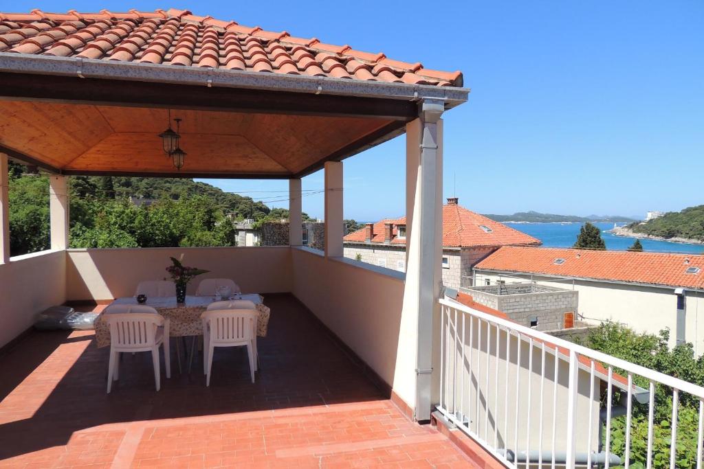 d'une terrasse avec une table et des chaises sur un balcon. dans l'établissement Villa Hortenzia, à Dubrovnik