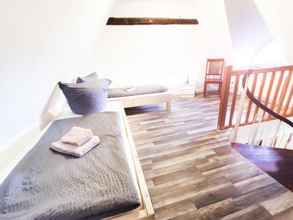 ein Zimmer mit einem Bett mit zwei Handtüchern darauf in der Unterkunft Ferienwohnung Fiete in Grevenkop