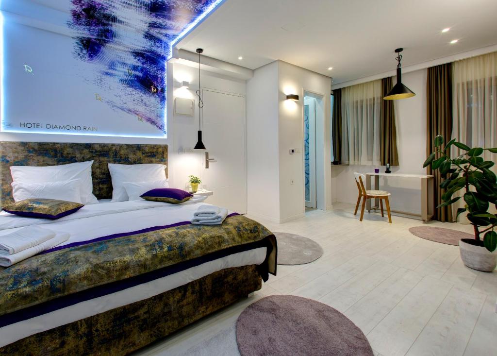 Postel nebo postele na pokoji v ubytování Diamond Rain Boutique Hotel