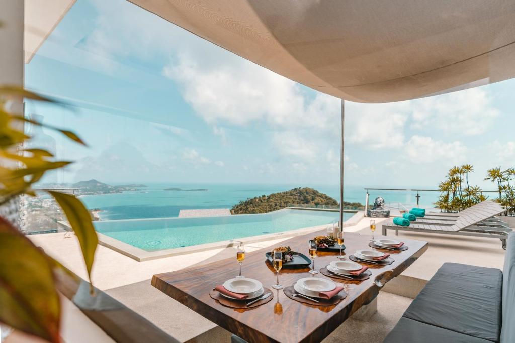 Paradise Villa Eden في بوفوت: غرفة طعام مع طاولة وإطلالة على المحيط