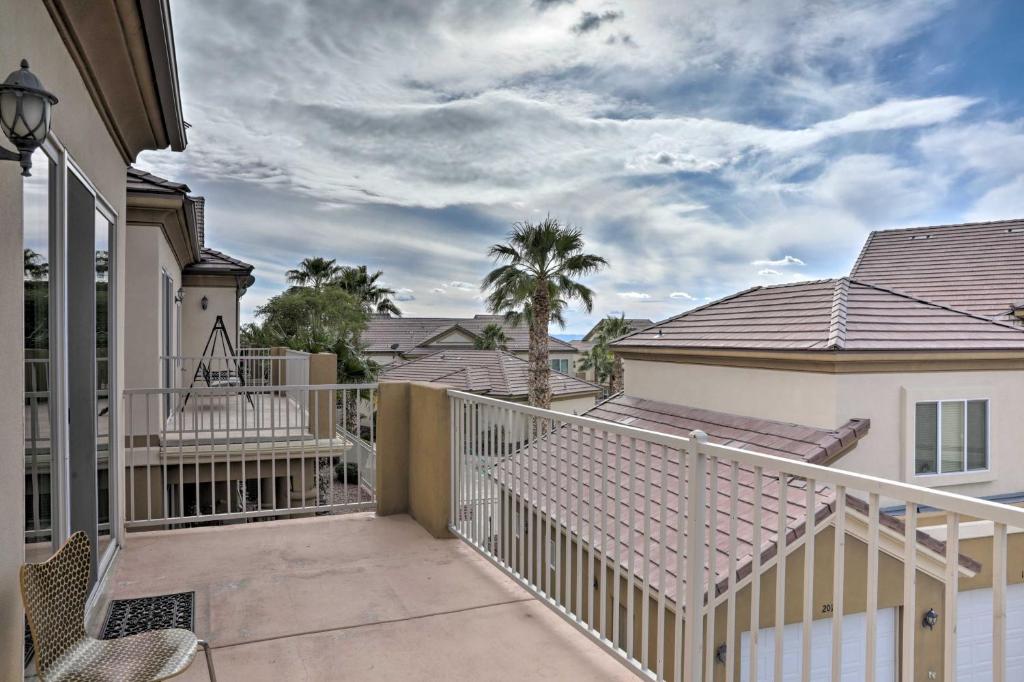 uma varanda de uma casa com um corrimão branco em Desert Condo with Pool about 3 Miles to Colorado River! em Bullhead City