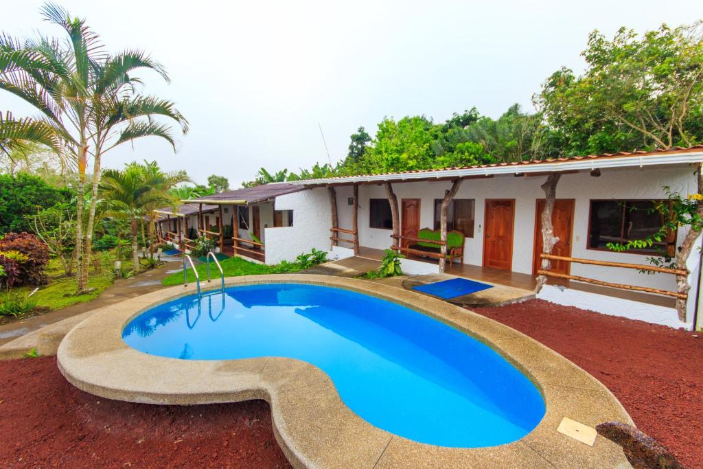 uma piscina em frente a uma casa em Hotel Twin Galápagos em Puerto Ayora