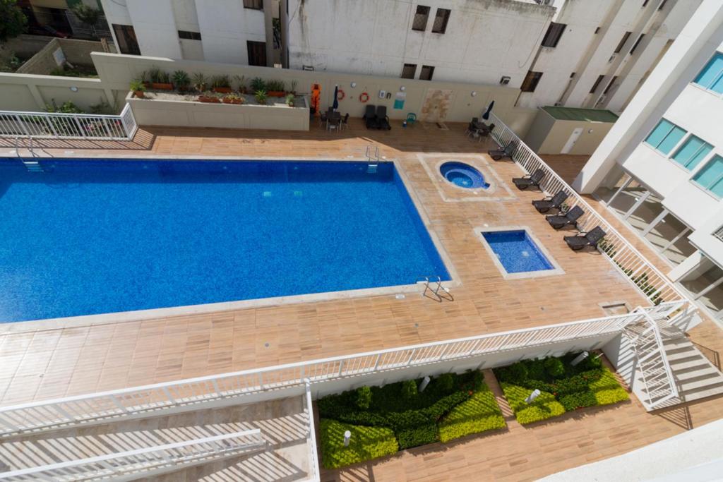 una vista aérea de una piscina en un edificio en Apartamentos Reserva de la Sierra - by Bedviajes en Santa Marta