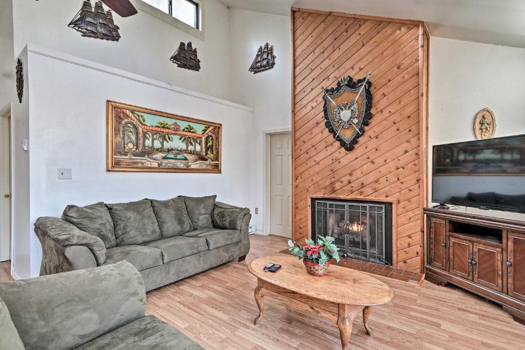 sala de estar con sofá y chimenea en Lake Harmony Home Near Big Boulder Ski Area!, en Lake Harmony