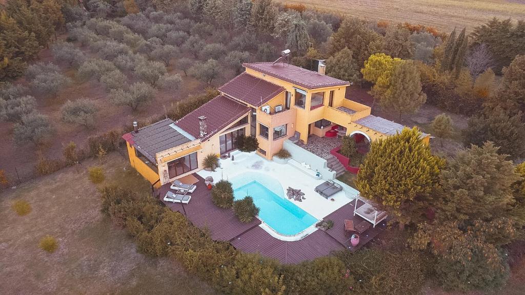 Una vista aérea de una casa con piscina. en Villa Hacienda private pool and jacuzzi, en Paralia Katerinis