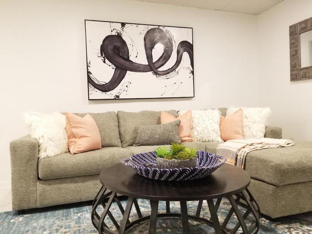 uma sala de estar com um sofá e uma mesa em 7BR- SLEEPS 15! Celebrity Villa! Great Rates!! em Nova Orleães