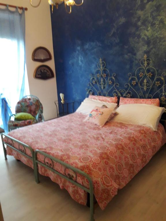Schlafzimmer mit einem Bett mit blauer Wand in der Unterkunft casa gio in Turin