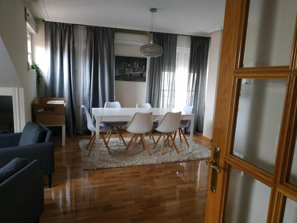 Posedenie v ubytovaní Pilatos