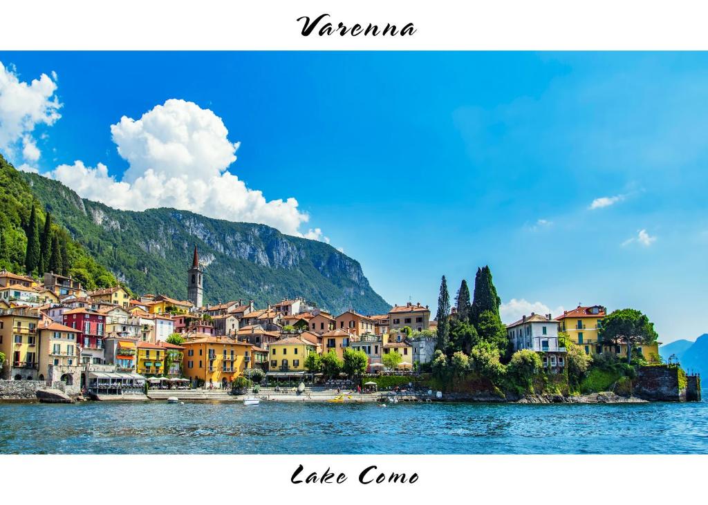 - une vue sur une ville sur une étendue d'eau dans l'établissement Villa Central Varenna, à Varenna