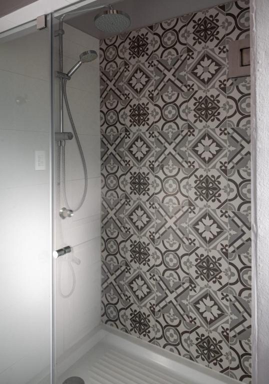 a bathroom with a shower with a tile wall at Hotel Boutique Solaz Bella Vista de Colchagua in Santa Cruz