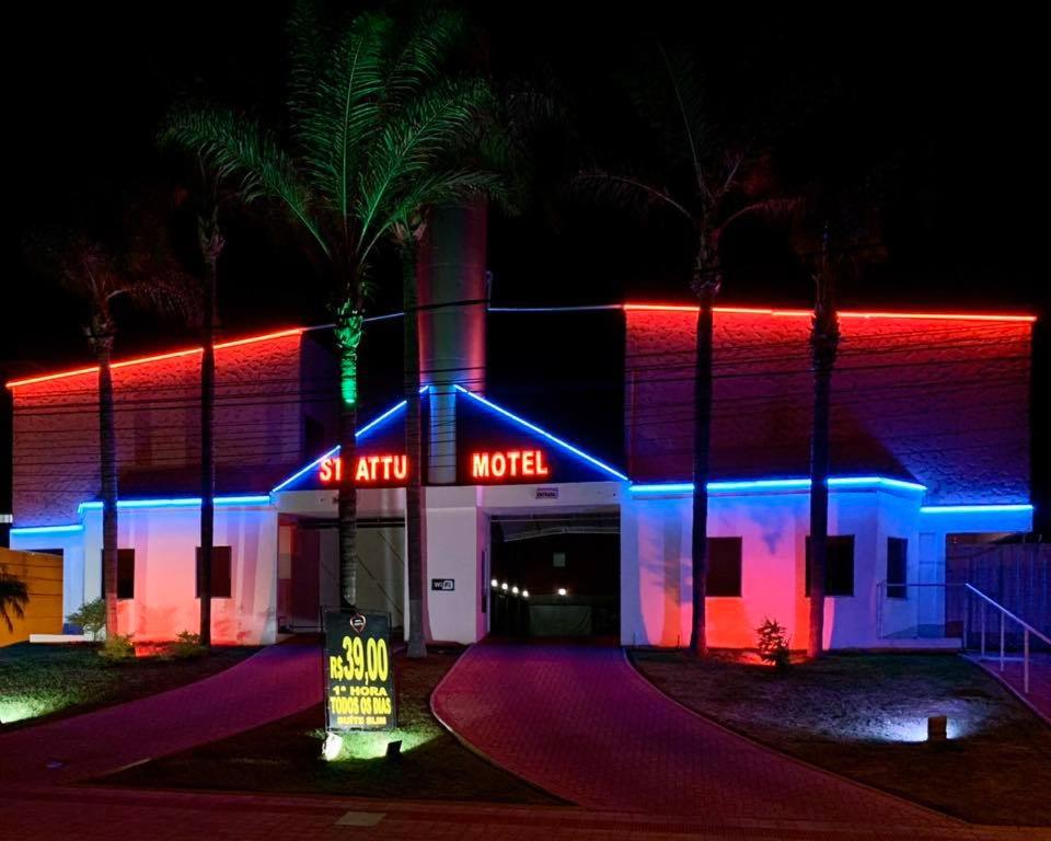 ベロオリゾンテにあるMotel Strattus (Adults Only)の夜間に赤と青の照明で照らされたモーテル