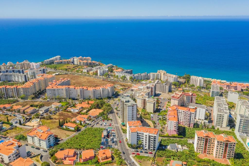 uma vista aérea de uma cidade com edifícios e o oceano em Ocean View and Garden in Exclusive Area no Funchal
