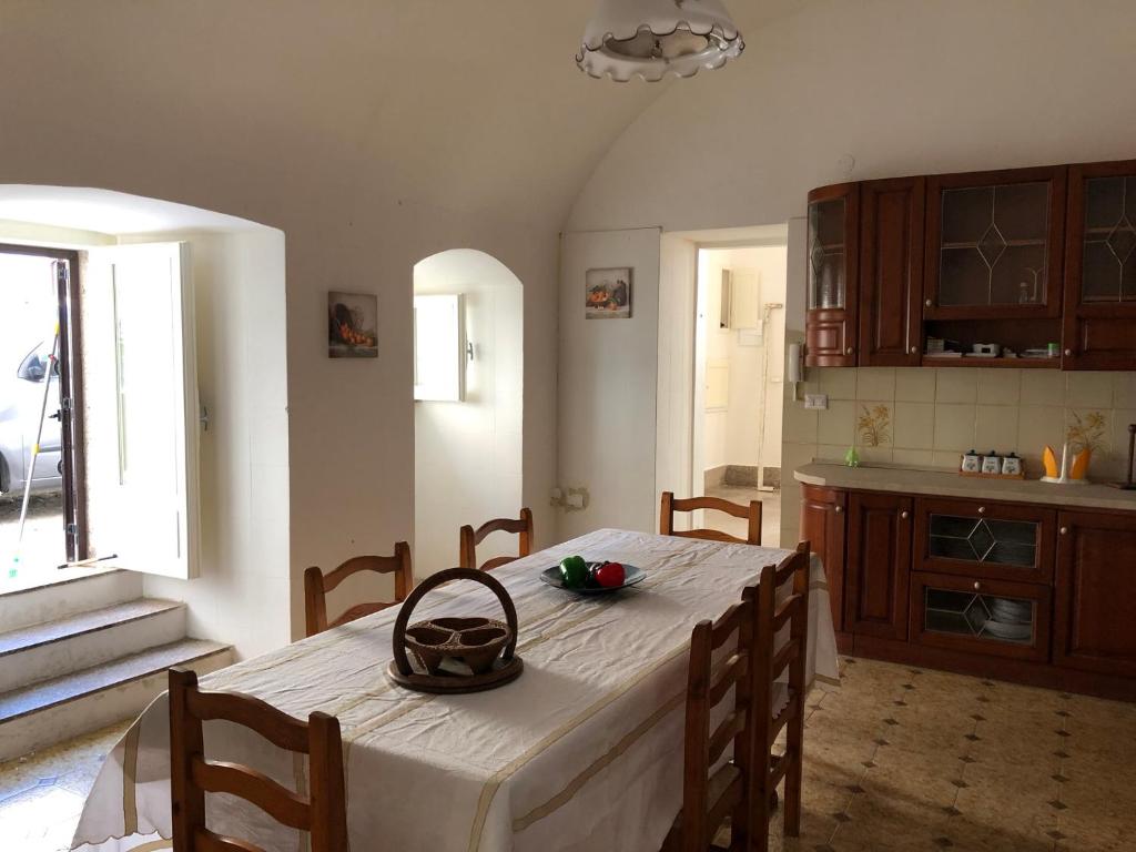 kuchnia ze stołem i koszem w obiekcie Gabriele-Apartment w mieście Gallipoli