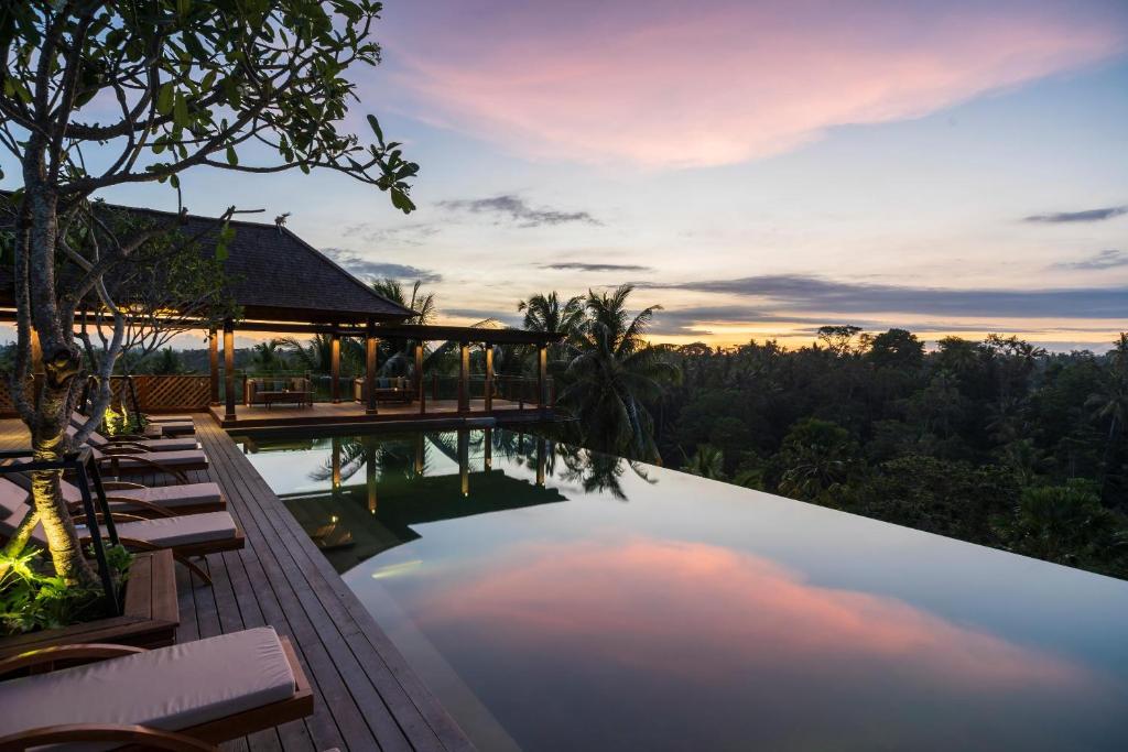 Cette villa offre une vue sur la piscine à débordement. dans l'établissement Adiwana Bisma, à Ubud