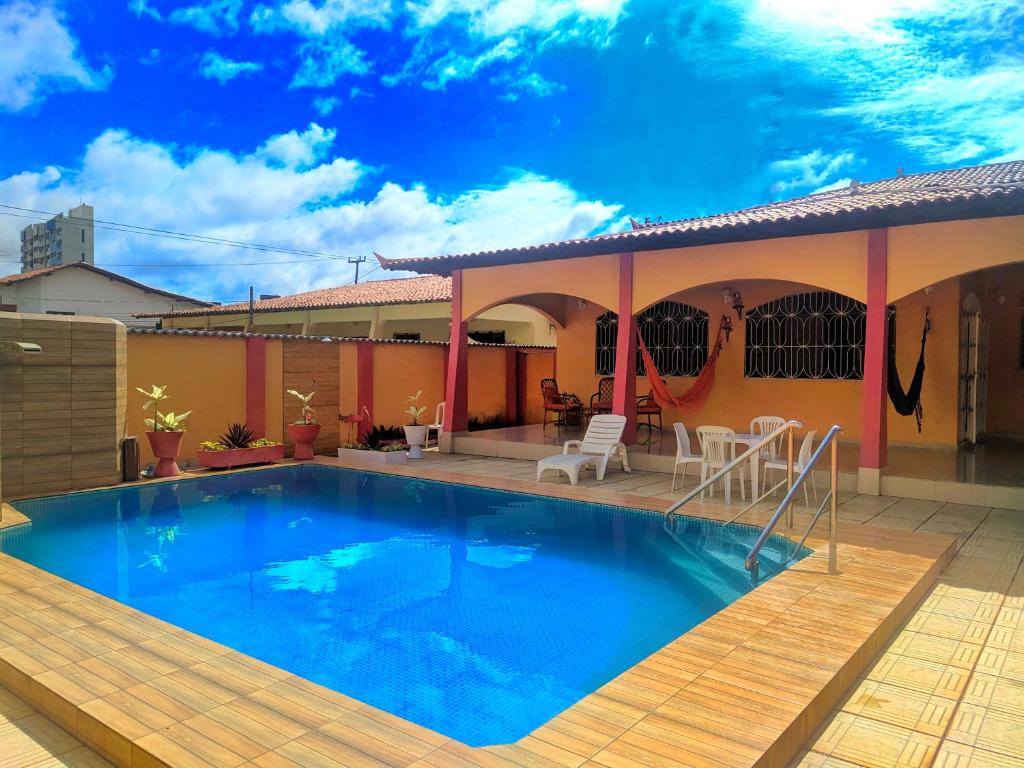 uma piscina no quintal de uma casa em Hotel Pousada Villa Calhau em São Luís