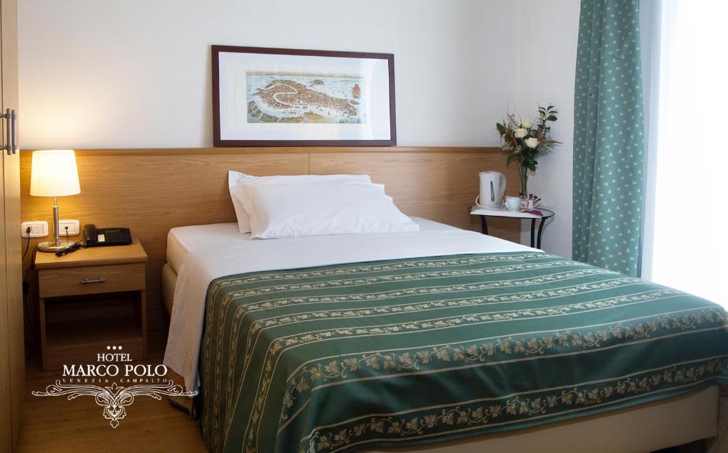 Postel nebo postele na pokoji v ubytování Hotel Marco Polo Airport hotel