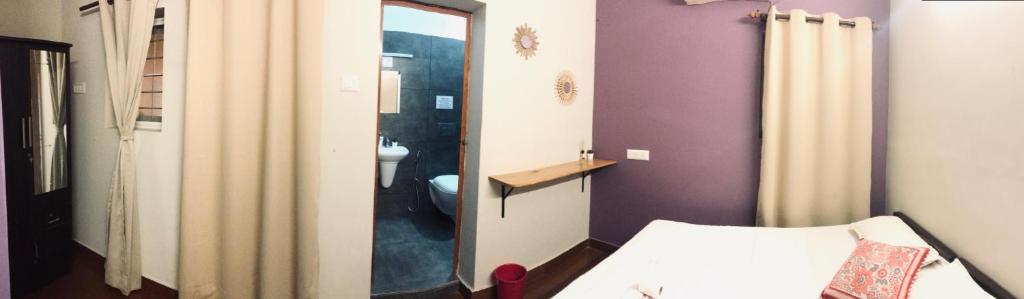 Postel nebo postele na pokoji v ubytování Goodkarma Inn