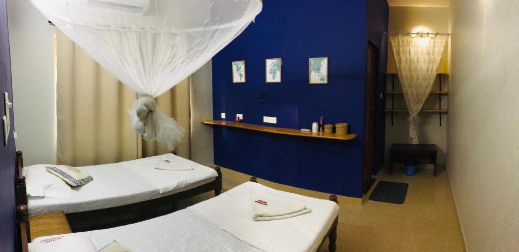 Postel nebo postele na pokoji v ubytování Goodkarma Inn