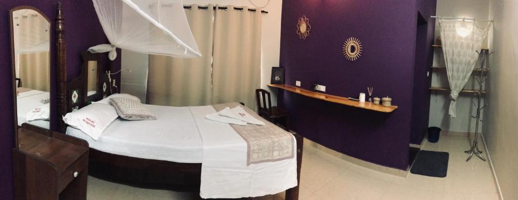 Postel nebo postele na pokoji v ubytování Goodkarma Inn
