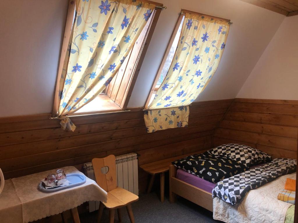 Posteľ alebo postele v izbe v ubytovaní Camping Harenda Pokoje Gościnne i Domki