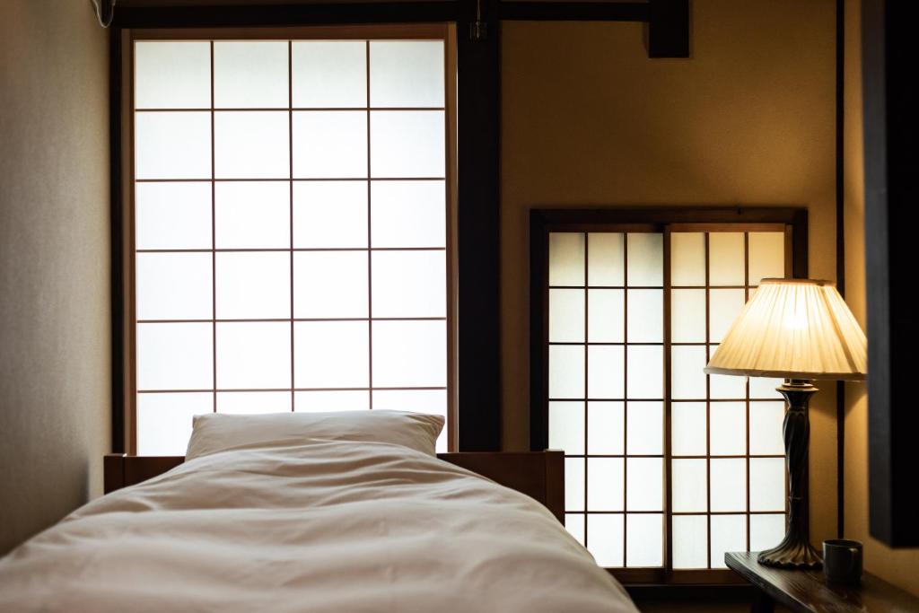 Postel nebo postele na pokoji v ubytování UNKNOWN KYOTO