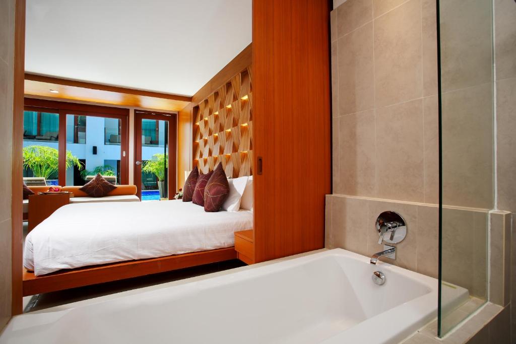 Postel nebo postele na pokoji v ubytování La Flora Resort Patong