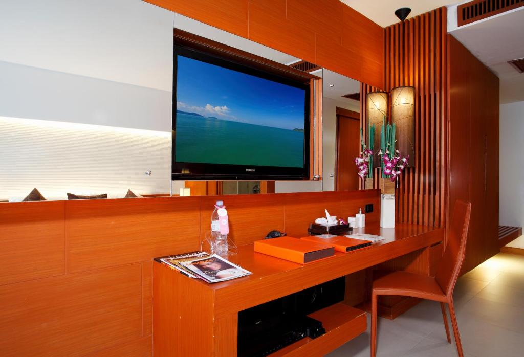 TV a/nebo společenská místnost v ubytování La Flora Resort Patong