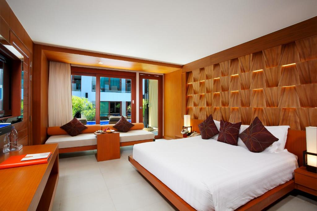Postel nebo postele na pokoji v ubytování La Flora Resort Patong