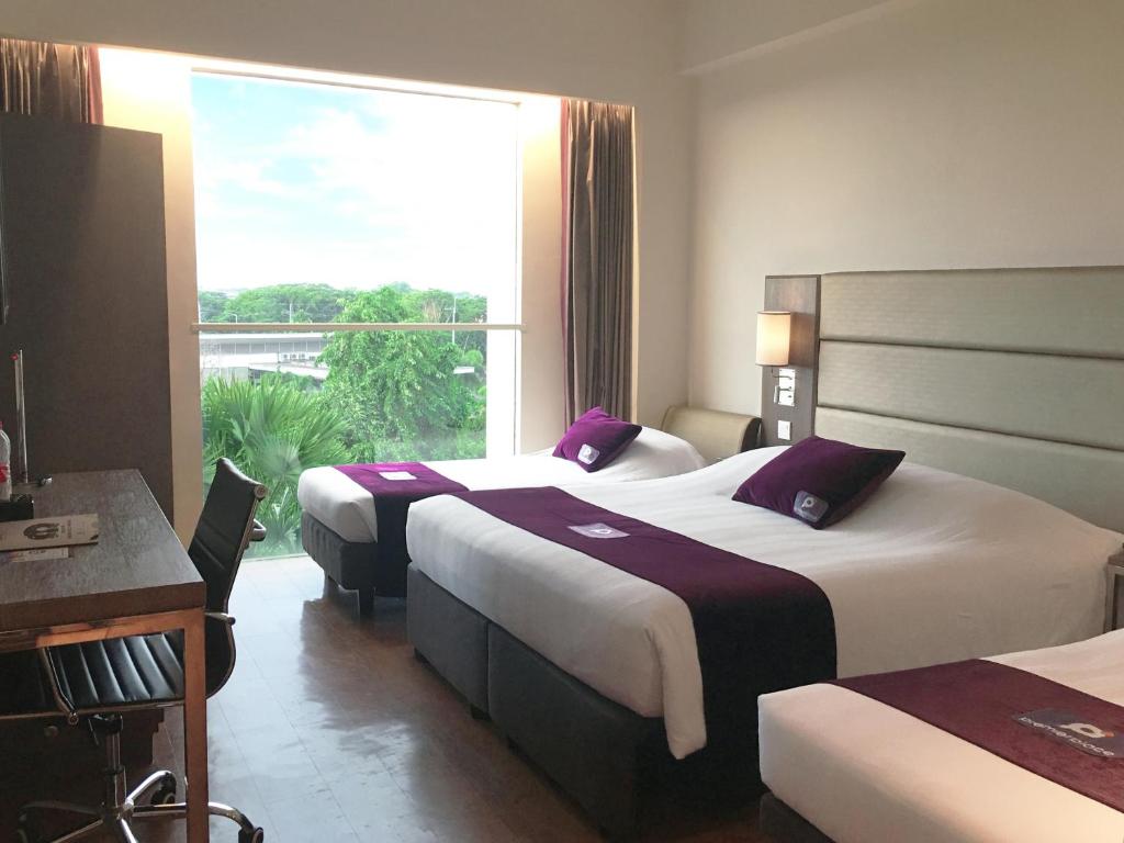 Premier Place Surabaya Airport - Quads Premier Large Room