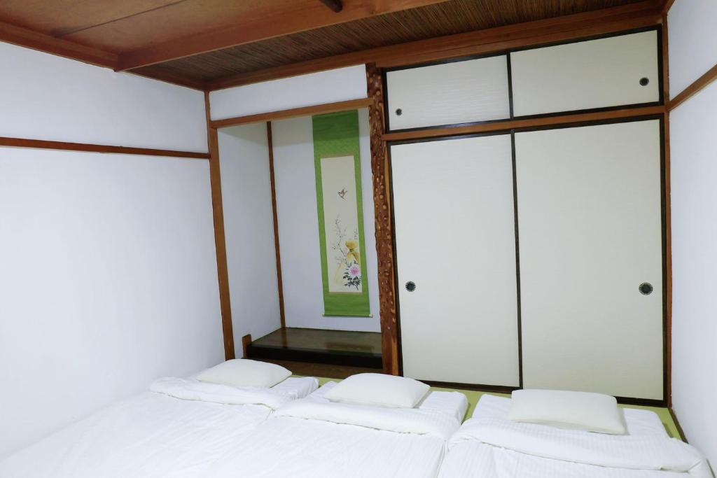 Postel nebo postele na pokoji v ubytování B&B MIKAWA 3 - Kanazawa Fish Harbour