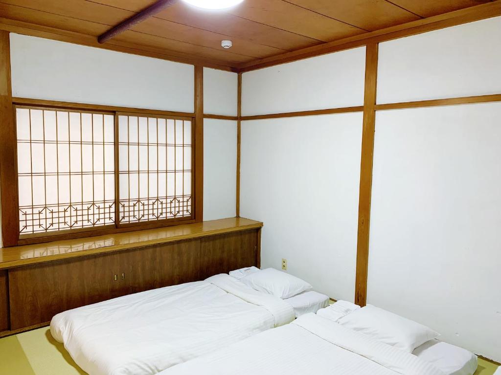 Postel nebo postele na pokoji v ubytování B&B MIKAWA 3 - Kanazawa Fish Harbour