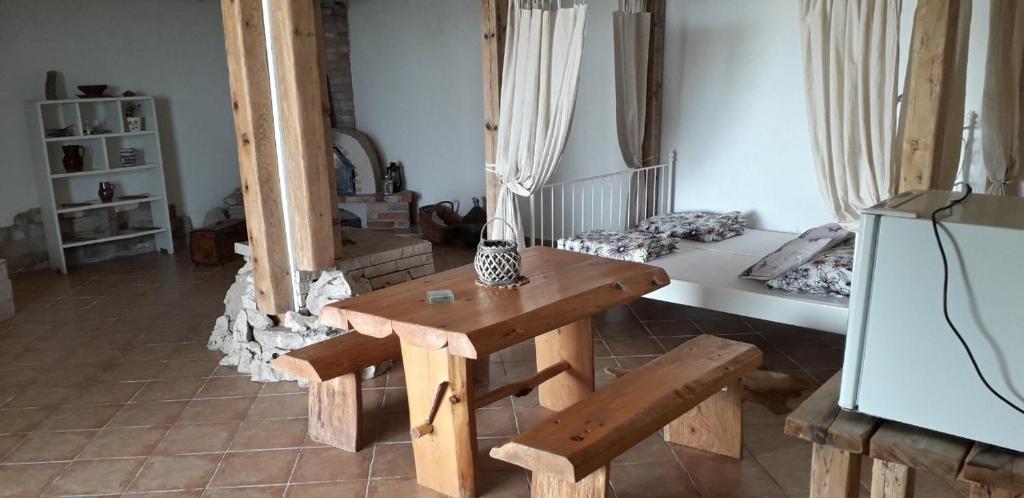 un soggiorno con tavolo e panche in legno di Kuća u uvali Surbova a Punat