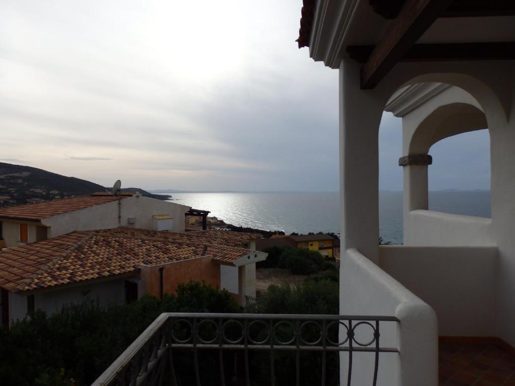 una vista sull'oceano dal balcone di una casa di The Beach House - Lu Bagnu a Castelsardo
