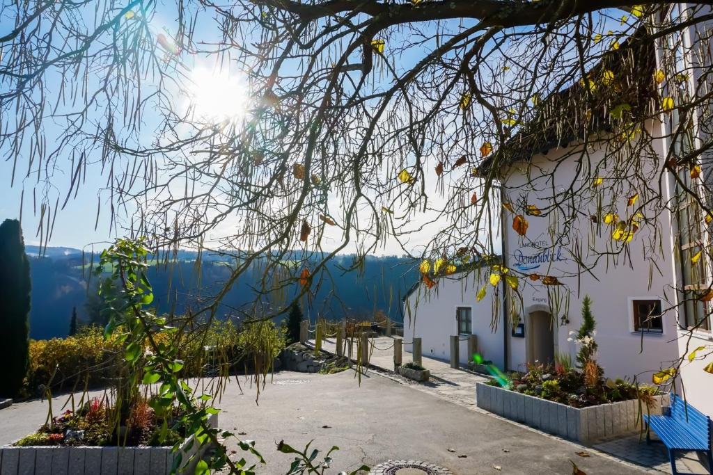 vistas desde el jardín de una casa en Landhotel Donaublick, en Obernzell