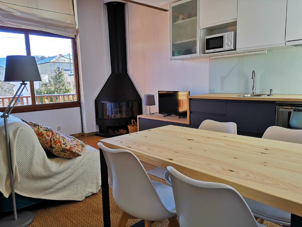 Dapur atau dapur kecil di Apartamento actualizado en Caldegas