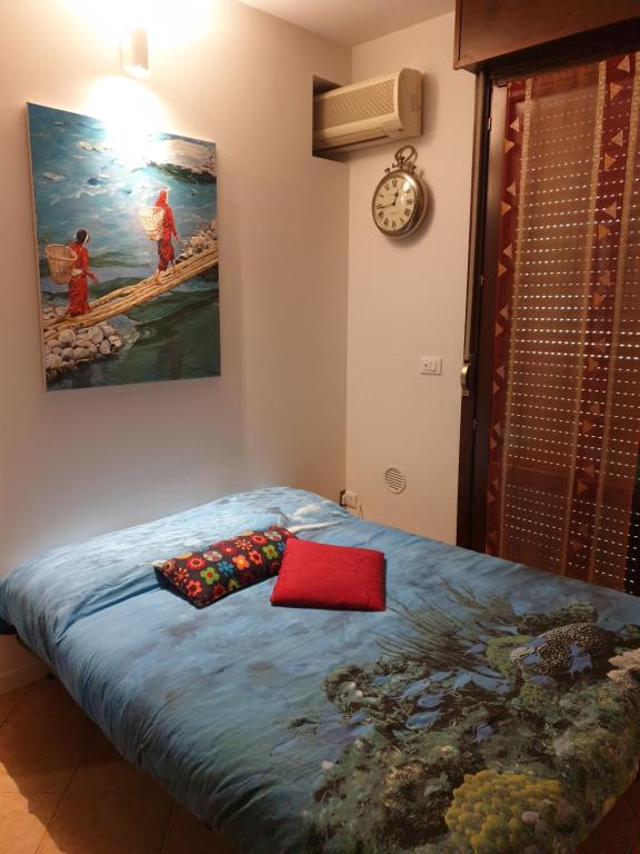 Casale delle Curve的住宿－Il soffio，一间卧室配有一张壁画床