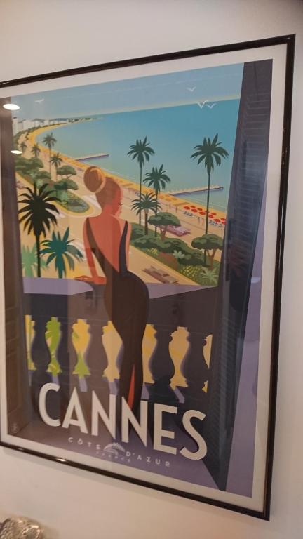 ein Bild einer Frau auf einem Balkon mit Strand in der Unterkunft Nicolas 8 in Cannes