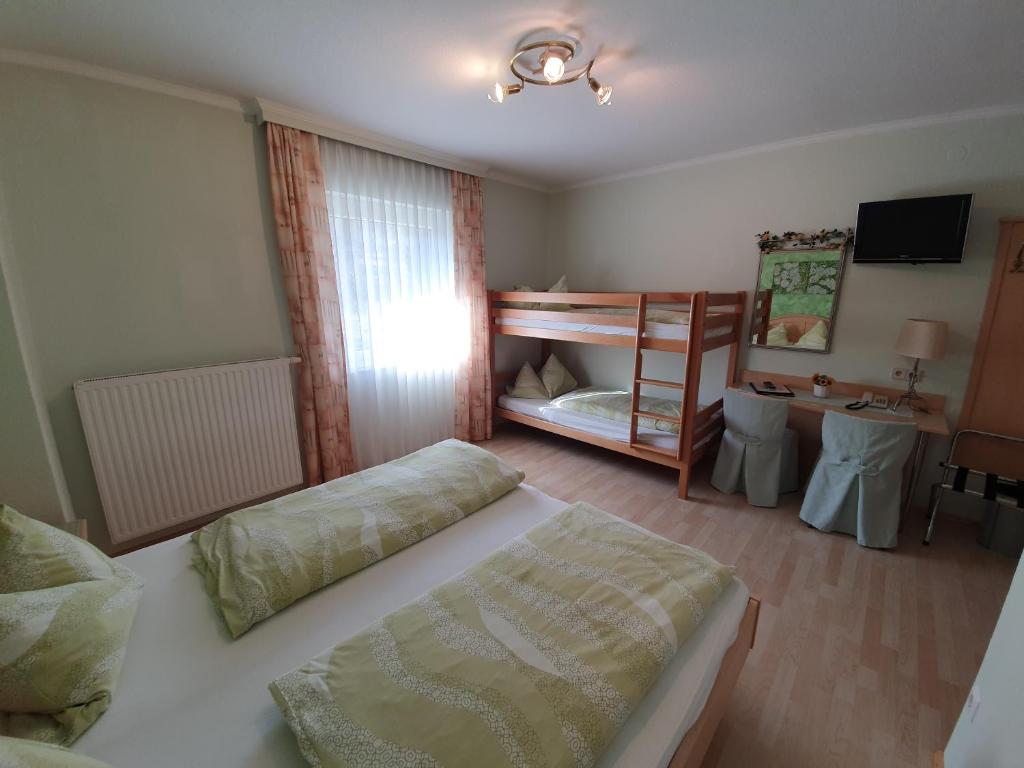 Postel nebo postele na pokoji v ubytování Gasthof Hotel Zur Post