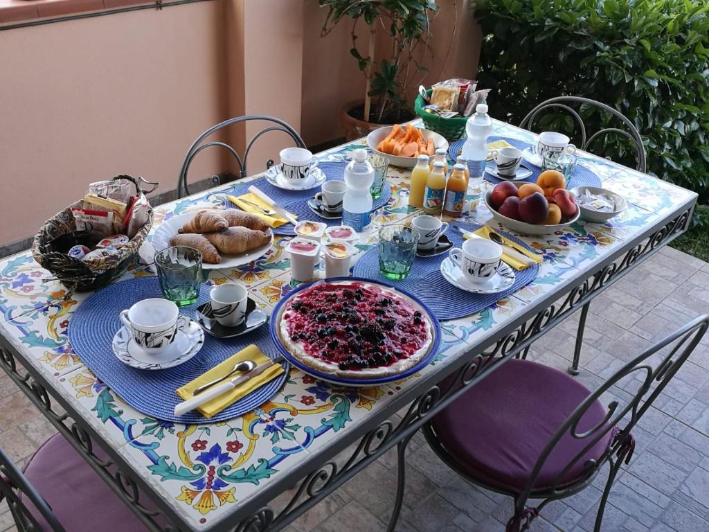 einen Tisch mit einem Frühstück mit Essen drauf in der Unterkunft B&B SABRINA in Maratea