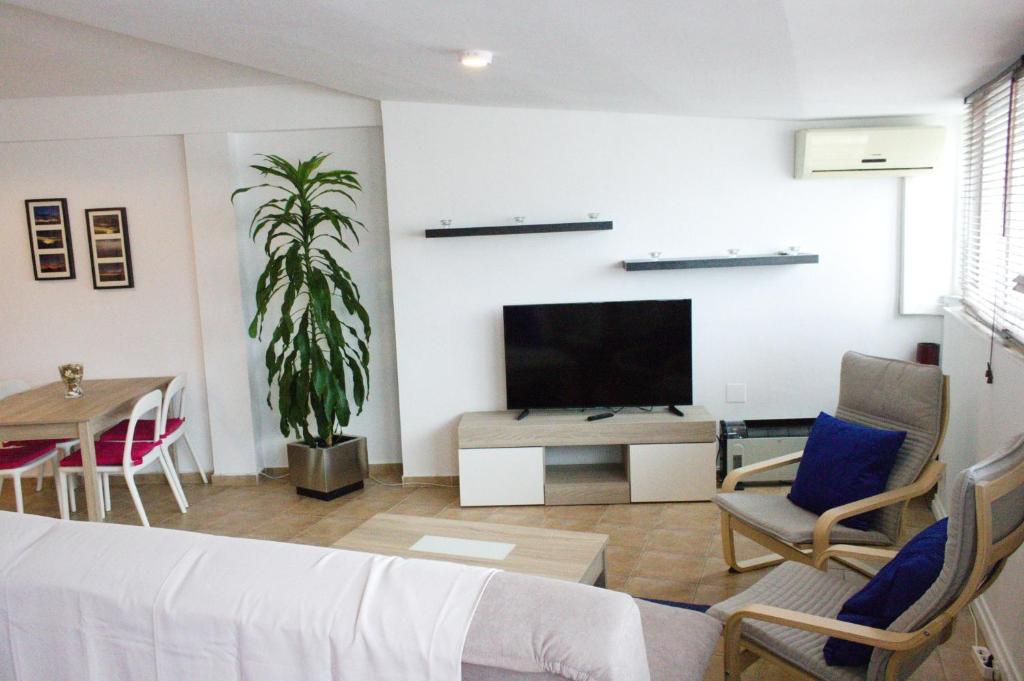 Televízia a/alebo spoločenská miestnosť v ubytovaní Apartment Sirena Beach