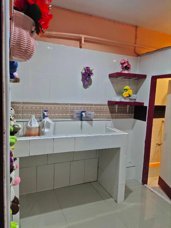 Kuchyň nebo kuchyňský kout v ubytování Adchara Mansion