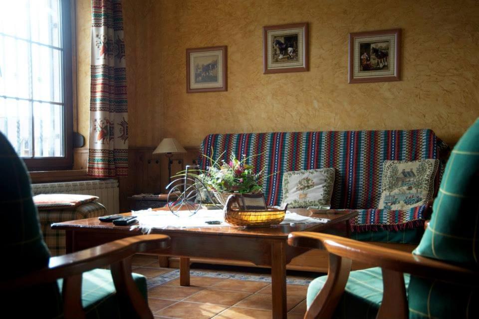 a living room with a couch and a coffee table at EL MESÓN DE GREDOS in Navarredonda de Gredos