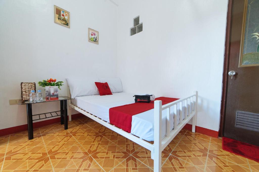 Ένα ή περισσότερα κρεβάτια σε δωμάτιο στο RedDoorz at Pag Asa Rawis Legazpi