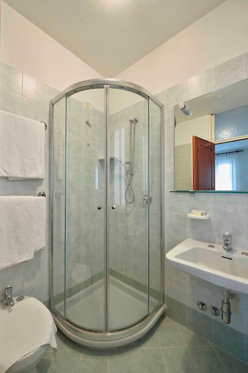 Koupelna v ubytování Piccolo Hotel
