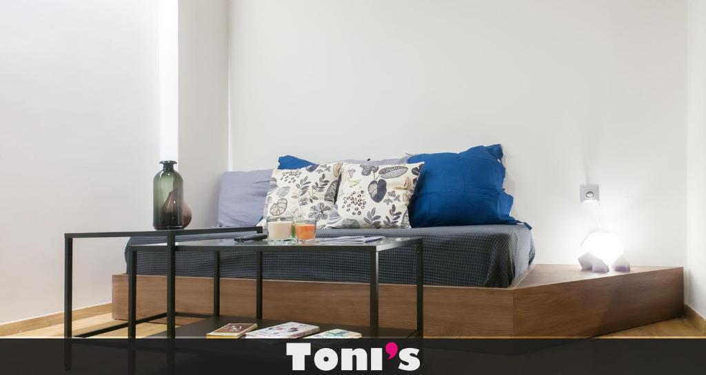 雅典的住宿－TONI'S Cute Home for Couples, Archeological Museum，客厅配有沙发和桌子