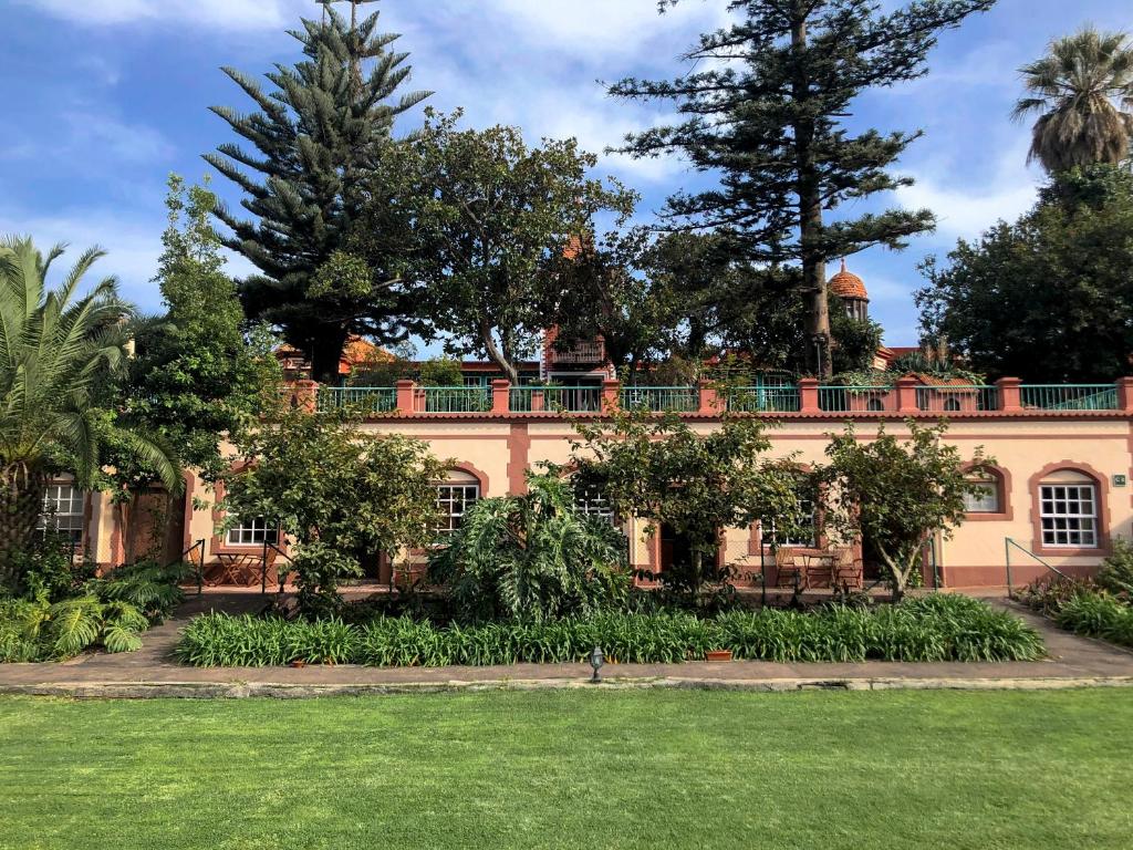 a large house with a garden in front of it at Casa Yanes Casas Rurales in Breña Alta